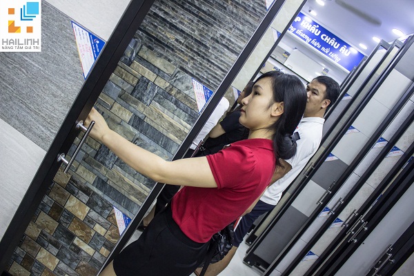 Các mẫu gạch ốp lát tại Showroom Hải Linh được bài trí một cách khoa học