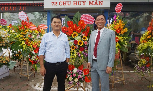 Công ty cổ phần âu Lạc tặng hoa và chúc mừng khai trương