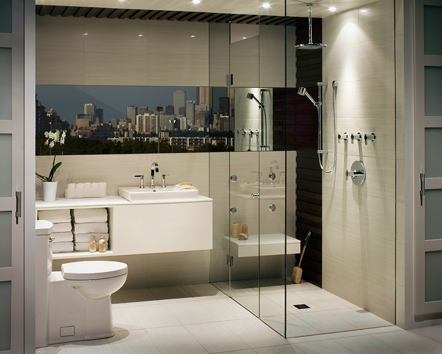 Phòng tắm với bồn cầu American Standard cao cấp
