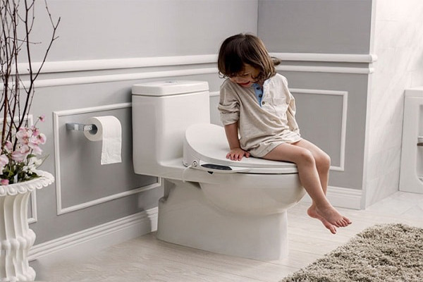 Hoàn thiện phòng tắm với lựa chọn bồn cầu hợp lý cho trẻ nhỏ