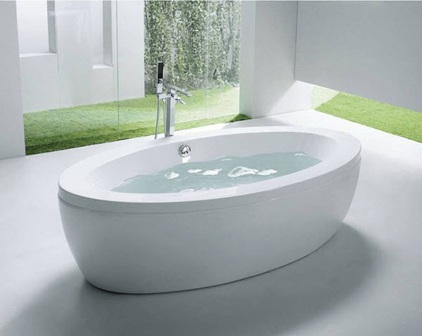 Bồn tắm sứ trắng mang lại vẻ đẹp riêng cho phòng tắm nhà bạn