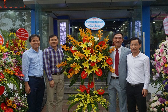 Công ty cổ phần Viglacera Hải Linh tặng hoa chúc mừng khai trương