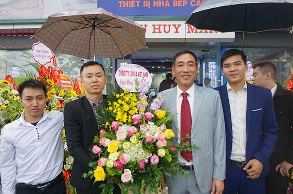 Công ty Local Việt Nam tặng hoa chúc mừng khai trương 